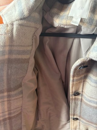 Abrigo de cuadros beige y azul