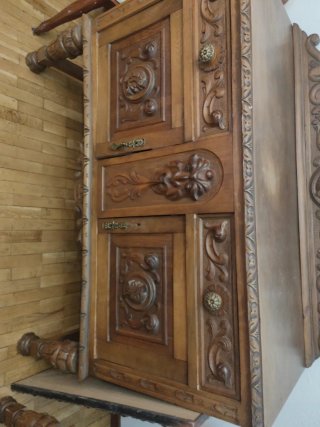 2 Mueble de madera tallada
