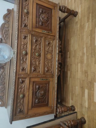 2 Mueble de madera tallada