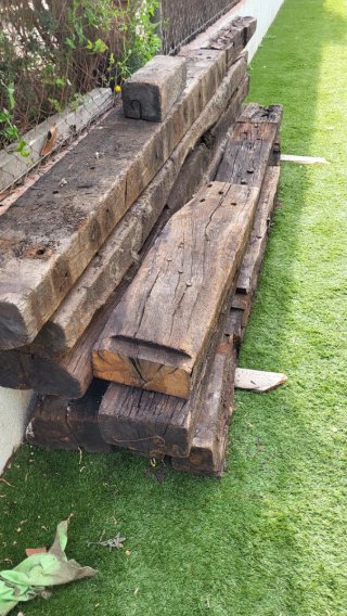 Vigas de tren de madera antiguas