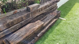 Vigas de tren de madera antiguas