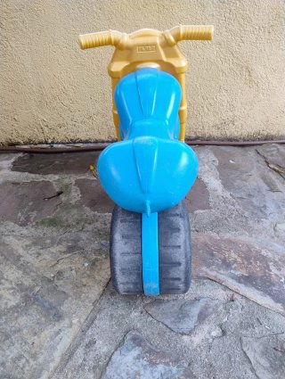 Moto de juguete infantil azul y amarilla