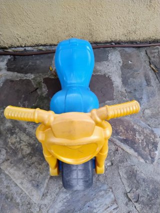 Moto de juguete infantil azul y amarilla