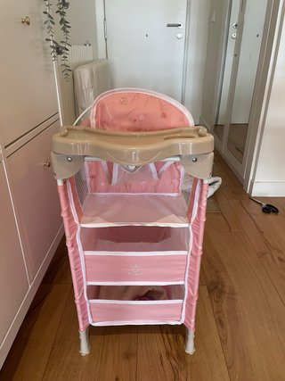 Cuna de juguete rosa