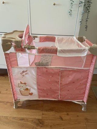 Cuna de juguete rosa