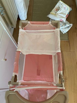 Cuna de juguete rosa