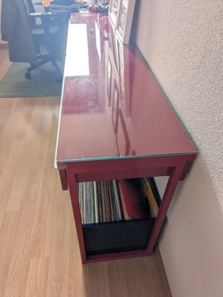 Mesa auxiliar cristal y metal roja