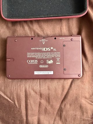 Nintendo DSi XL Roja con funda y cargador