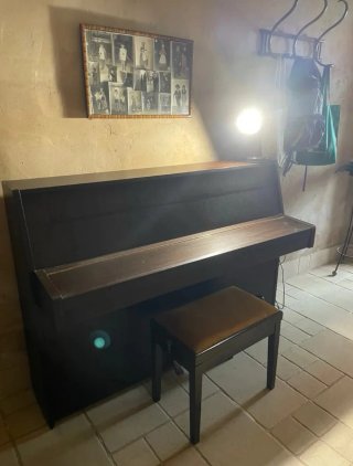 Piano Yamaha con pedales
