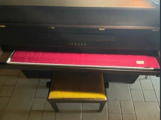 Piano Yamaha con pedales