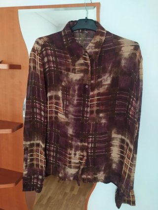 Camisa estampada marrón y morada