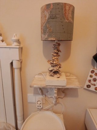 Lámpara de mesa con mapa del mundo