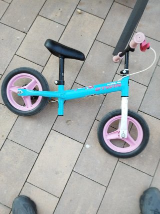 Bicicleta de equilibrio azul y rosa