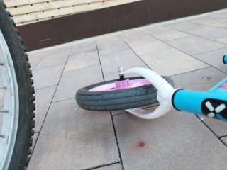 Bicicleta de equilibrio azul y rosa