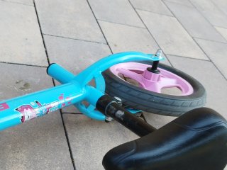 Bicicleta de equilibrio azul y rosa