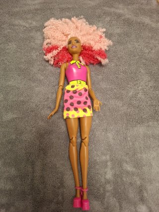 Muñeca Barbie Pelo Rosa y Amarillo