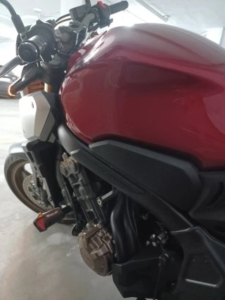 Honda CB650R Naked Roja y Dorada