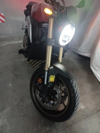 Honda CB650R Naked Roja y Dorada