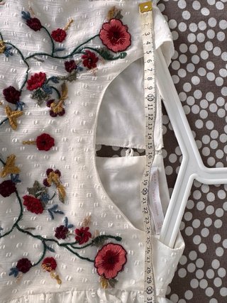 Camiseta Zara bordada flores