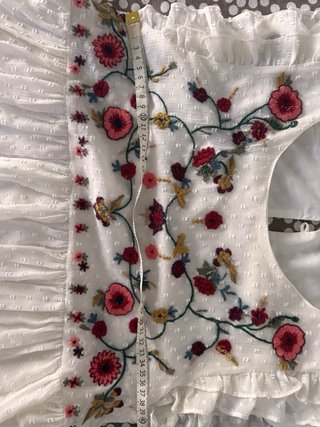 Camiseta Zara bordada flores