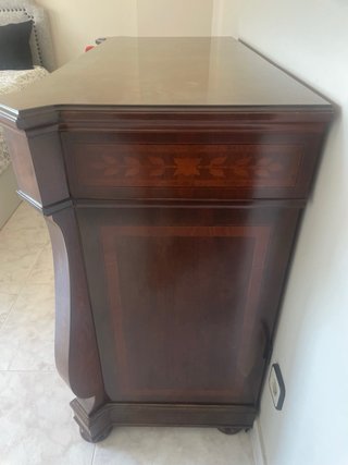 Cómoda de madera natural con marqueteria.