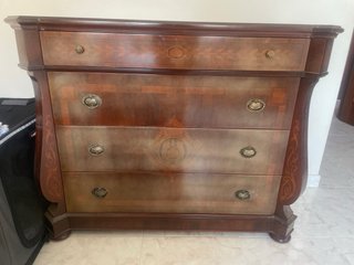 Cómoda de madera natural con marqueteria.