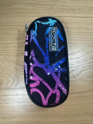 Portapenne Seven con stampa graffiti
