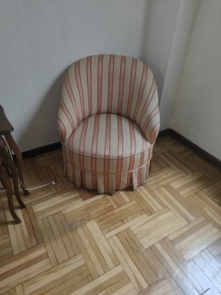 2 Sillones tapizado a rayas beige y rosa.