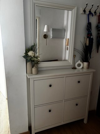 Mueble recibidor blanco con espejo