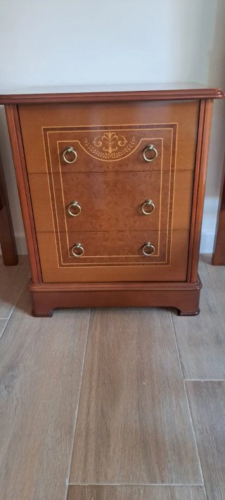 2 camas de madera y mesita