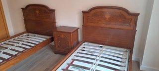 2 camas de madera y mesita