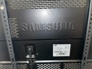 Televisión Samsung 55 Negra 70cm ancho 119cm largo