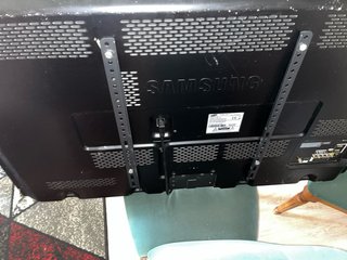 Televisión Samsung 55 Negra 70cm ancho 119cm largo