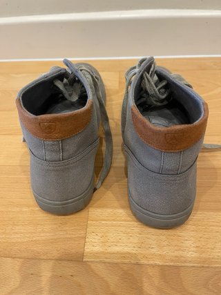 Zapatos grises de antelina