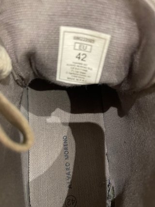 Zapatos grises de antelina