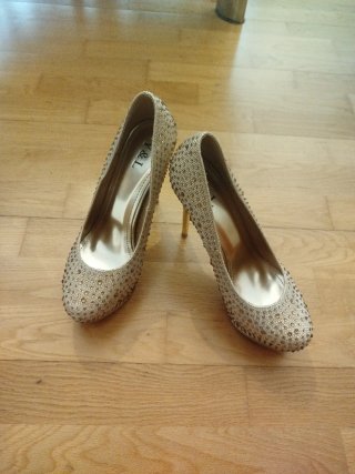 Zapatos de tacón dorados con pedrería