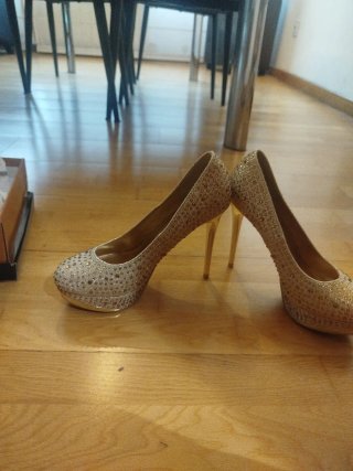 Zapatos de tacón dorados con pedrería