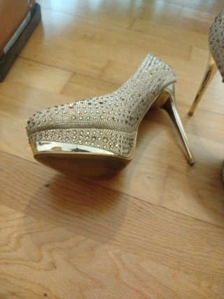 Zapatos de tacón dorados con pedrería