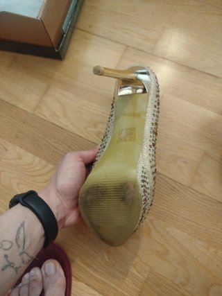 Zapatos de tacón dorados con pedrería