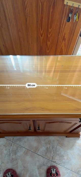 Mueble de madera con cristal
