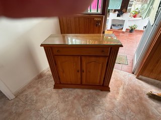 Mueble de madera con cristal