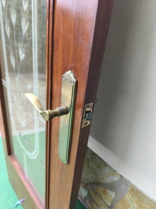 Puertas de madera con cristal decorado