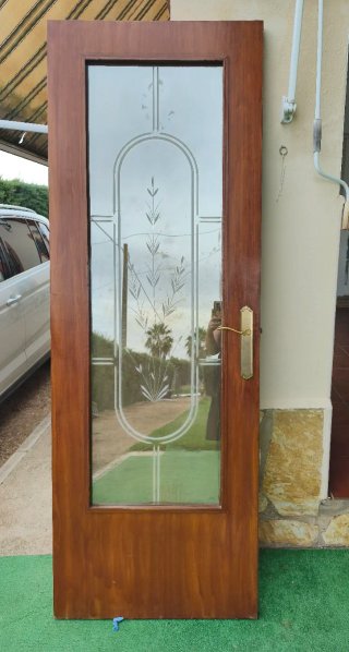 Puertas de madera con cristal decorado