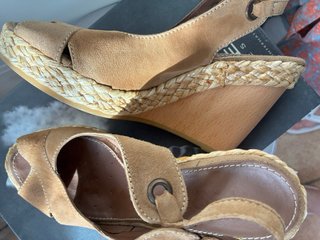 Zapatos cuña piel Geox marrones