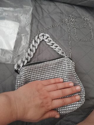 Bolso plateado con cadena