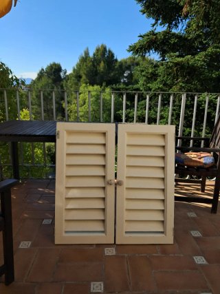 Ventana exterior blanca abatible 85,6 x 41,8 cm