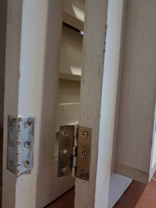 Ventana exterior blanca abatible 85,6 x 41,8 cm