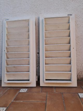 Ventana exterior blanca abatible 85,6 x 41,8 cm