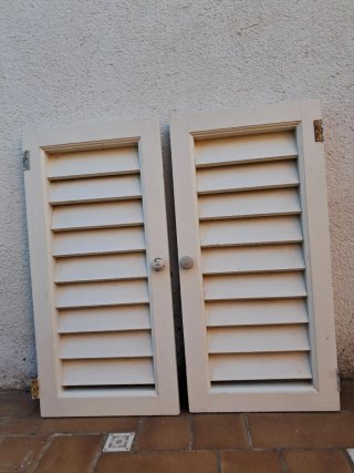Ventana exterior blanca abatible 85,6 x 41,8 cm