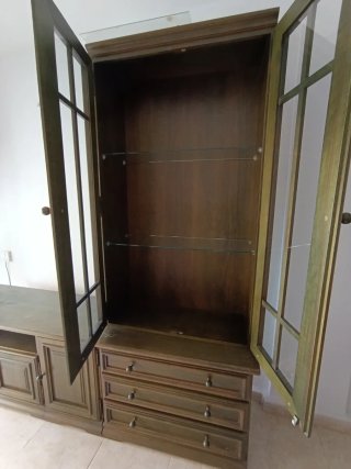 Mueble de salón de madera con vitrina